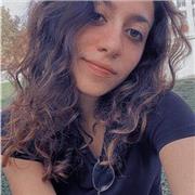 Studentessa di scienze biologiche impartisce lezione ad alunni di elementari e medie